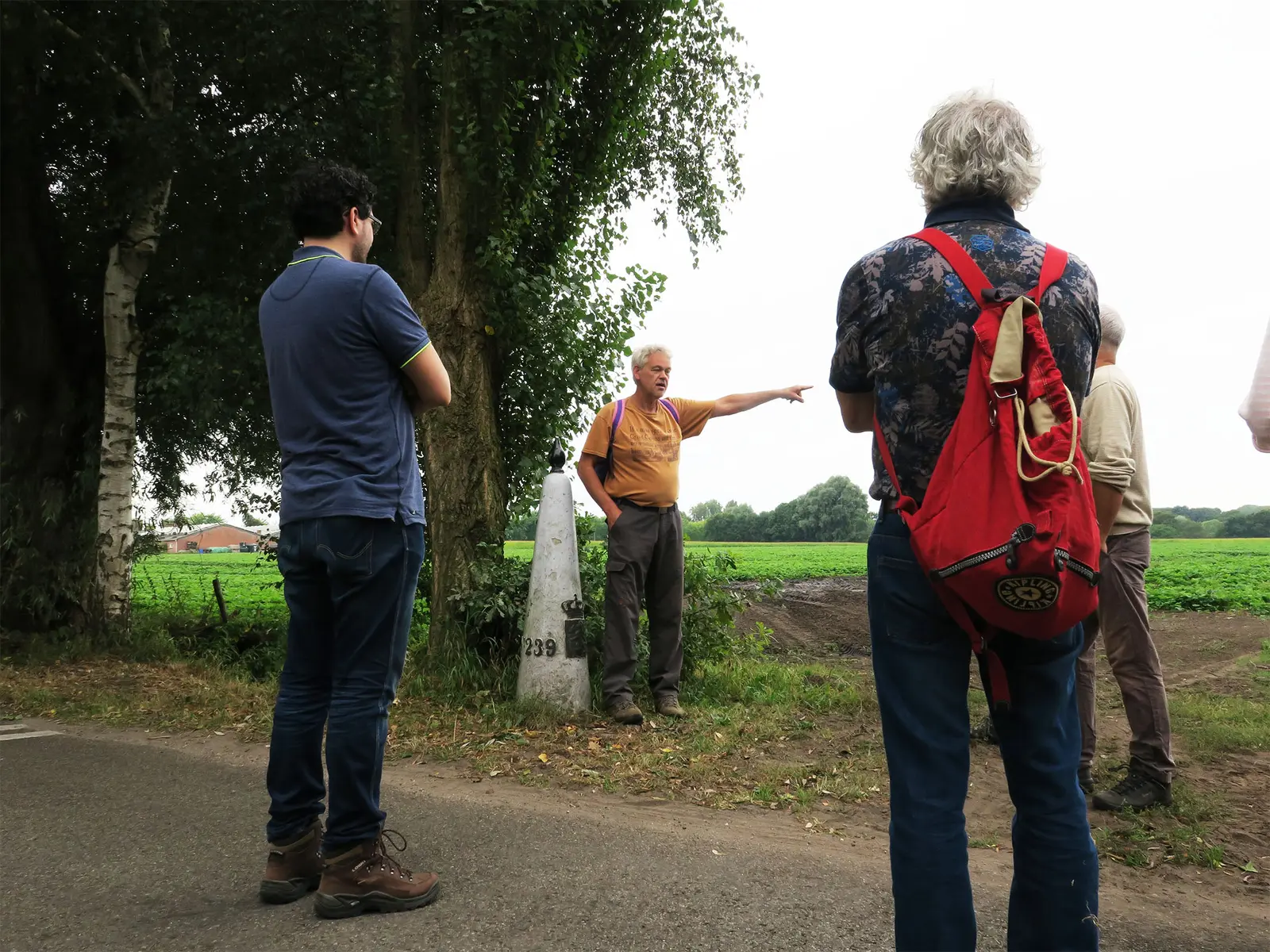Gids vertelt een groep wandelaars in het buitengebied